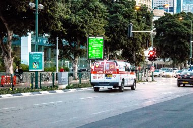 Tel Aviv, İsrail - 08 Mart 2022 Ambulans Coronavirus salgını sırasında Tel Aviv sokaklarından geçerek İsrail 'i vurdu