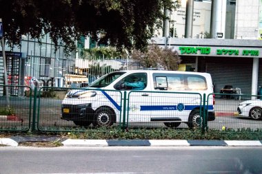 Tel Aviv, İsrail - 08 Mart 2022 Ambulans Coronavirus salgını sırasında Tel Aviv sokaklarından geçerek İsrail 'i vurdu