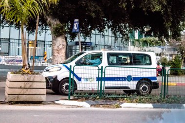Tel Aviv, İsrail - 08 Mart 2022 Ambulans Coronavirus salgını sırasında Tel Aviv sokaklarından geçerek İsrail 'i vurdu