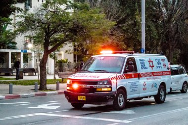 Tel Aviv, İsrail - 08 Mart 2022 Ambulans Coronavirus salgını sırasında Tel Aviv sokaklarından geçerek İsrail 'i vurdu