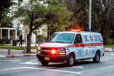 Tel Aviv, İsrail - 08 Mart 2022 Ambulans Coronavirus salgını sırasında Tel Aviv sokaklarından geçerek İsrail 'i vurdu