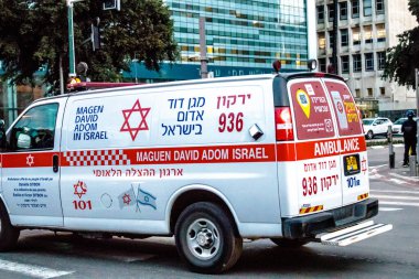 Tel Aviv, İsrail - 08 Mart 2022 Ambulans Coronavirus salgını sırasında Tel Aviv sokaklarından geçerek İsrail 'i vurdu