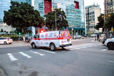 Tel Aviv, İsrail - 08 Mart 2022 Ambulans Coronavirus salgını sırasında Tel Aviv sokaklarından geçerek İsrail 'i vurdu