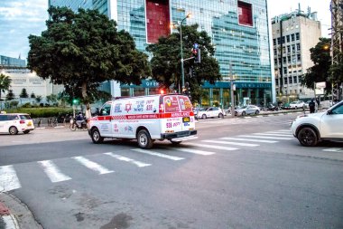 Tel Aviv, İsrail - 08 Mart 2022 Ambulans Coronavirus salgını sırasında Tel Aviv sokaklarından geçerek İsrail 'i vurdu