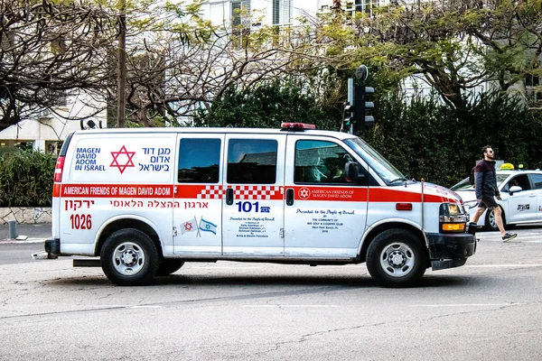 Tel Aviv, İsrail - 08 Mart 2022 Ambulans Coronavirus salgını sırasında Tel Aviv sokaklarından geçerek İsrail 'i vurdu