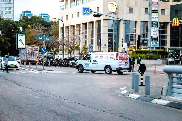 イスラエルのテルアビブ 2022年3月8日イスラエルを襲ったコロナウイルス発生の間にテルアビブの通りを通過する救急車 — ストック写真
