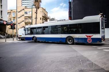 Tel Aviv, İsrail - 09 Mart 2022 İsrail halk otobüsü Coronavirus salgını sırasında Tel Aviv sokaklarından geçerek İsrail 'i vurdu, maske takmak zorunludur