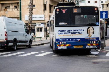 Tel Aviv, İsrail - 09 Mart 2022 İsrail halk otobüsü Coronavirus salgını sırasında Tel Aviv sokaklarından geçerek İsrail 'i vurdu, maske takmak zorunludur