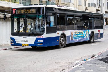 Tel Aviv, İsrail - 09 Mart 2022 İsrail halk otobüsü Coronavirus salgını sırasında Tel Aviv sokaklarından geçerek İsrail 'i vurdu, maske takmak zorunludur