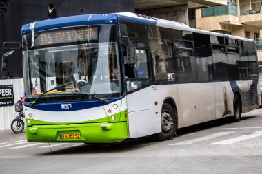 Tel Aviv, İsrail - 09 Mart 2022 İsrail halk otobüsü Coronavirus salgını sırasında Tel Aviv sokaklarından geçerek İsrail 'i vurdu, maske takmak zorunludur