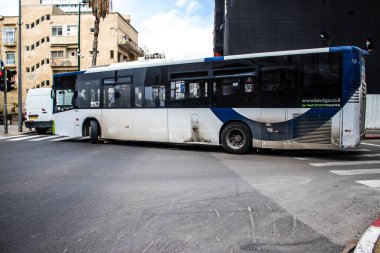 Tel Aviv, İsrail - 09 Mart 2022 İsrail halk otobüsü Coronavirus salgını sırasında Tel Aviv sokaklarından geçerek İsrail 'i vurdu, maske takmak zorunludur