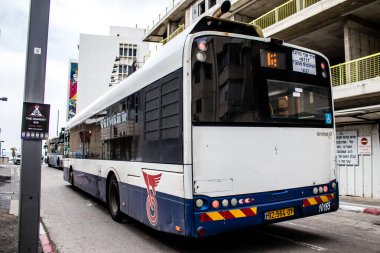 Tel Aviv, İsrail - 09 Mart 2022 İsrail halk otobüsü Coronavirus salgını sırasında Tel Aviv sokaklarından geçerek İsrail 'i vurdu, maske takmak zorunludur