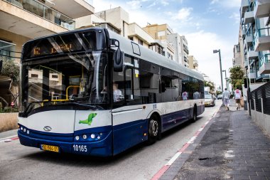 Tel Aviv, İsrail - 09 Mart 2022 İsrail halk otobüsü Coronavirus salgını sırasında Tel Aviv sokaklarından geçerek İsrail 'i vurdu, maske takmak zorunludur