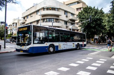 Tel Aviv, İsrail - 09 Mart 2022 İsrail halk otobüsü Coronavirus salgını sırasında Tel Aviv sokaklarından geçerek İsrail 'i vurdu, maske takmak zorunludur