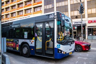 Tel Aviv, İsrail - 09 Mart 2022 İsrail halk otobüsü Coronavirus salgını sırasında Tel Aviv sokaklarından geçerek İsrail 'i vurdu, maske takmak zorunludur