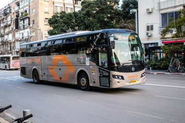 Tel Aviv, İsrail - 09 Mart 2022 İsrail halk otobüsü Coronavirus salgını sırasında Tel Aviv sokaklarından geçerek İsrail 'i vurdu, maske takmak zorunludur