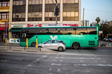 Tel Aviv, İsrail - 09 Mart 2022 İsrail halk otobüsü Coronavirus salgını sırasında Tel Aviv sokaklarından geçerek İsrail 'i vurdu, maske takmak zorunludur
