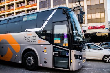 Tel Aviv, İsrail - 09 Mart 2022 İsrail halk otobüsü Coronavirus salgını sırasında Tel Aviv sokaklarından geçerek İsrail 'i vurdu, maske takmak zorunludur