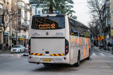 Tel Aviv, İsrail - 09 Mart 2022 İsrail halk otobüsü Coronavirus salgını sırasında Tel Aviv sokaklarından geçerek İsrail 'i vurdu, maske takmak zorunludur
