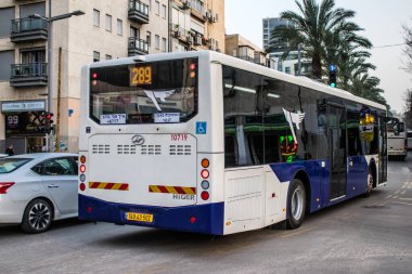 Tel Aviv, İsrail - 09 Mart 2022 İsrail halk otobüsü Coronavirus salgını sırasında Tel Aviv sokaklarından geçerek İsrail 'i vurdu, maske takmak zorunludur