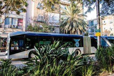 Tel Aviv, İsrail - 09 Mart 2022 İsrail halk otobüsü Coronavirus salgını sırasında Tel Aviv sokaklarından geçerek İsrail 'i vurdu, maske takmak zorunludur