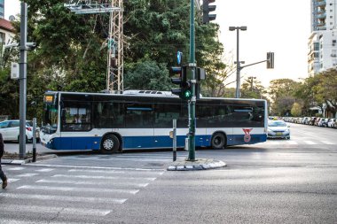 Tel Aviv, İsrail - 09 Mart 2022 İsrail halk otobüsü Coronavirus salgını sırasında Tel Aviv sokaklarından geçerek İsrail 'i vurdu, maske takmak zorunludur