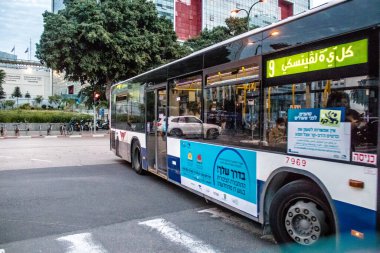 Tel Aviv, İsrail - 09 Mart 2022 İsrail halk otobüsü Coronavirus salgını sırasında Tel Aviv sokaklarından geçerek İsrail 'i vurdu, maske takmak zorunludur