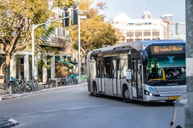 Tel Aviv, İsrail - 09 Mart 2022 İsrail halk otobüsü Coronavirus salgını sırasında Tel Aviv sokaklarından geçerek İsrail 'i vurdu, maske takmak zorunludur
