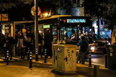 Tel Aviv, İsrail - 09 Mart 2022 İsrail halk otobüsü Coronavirus salgını sırasında Tel Aviv sokaklarından geçerek İsrail 'i vurdu, maske takmak zorunludur