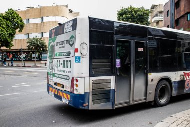 Tel Aviv, İsrail - 09 Mart 2022 İsrail halk otobüsü Coronavirus salgını sırasında Tel Aviv sokaklarından geçerek İsrail 'i vurdu, maske takmak zorunludur