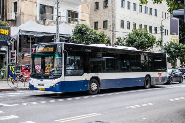 Tel Aviv, İsrail - 09 Mart 2022 İsrail halk otobüsü Coronavirus salgını sırasında Tel Aviv sokaklarından geçerek İsrail 'i vurdu, maske takmak zorunludur