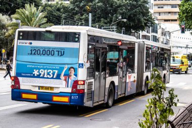 Tel Aviv, İsrail - 09 Mart 2022 İsrail halk otobüsü Coronavirus salgını sırasında Tel Aviv sokaklarından geçerek İsrail 'i vurdu, maske takmak zorunludur