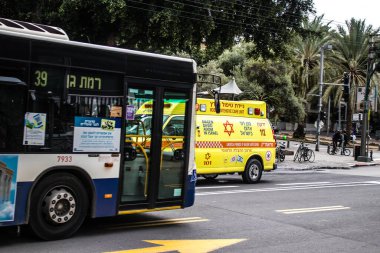 Tel Aviv, İsrail - 09 Mart 2022 İsrail halk otobüsü Coronavirus salgını sırasında Tel Aviv sokaklarından geçerek İsrail 'i vurdu, maske takmak zorunludur
