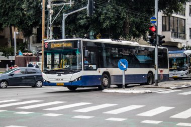 Tel Aviv, İsrail - 09 Mart 2022 İsrail halk otobüsü Coronavirus salgını sırasında Tel Aviv sokaklarından geçerek İsrail 'i vurdu, maske takmak zorunludur