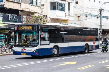 Tel Aviv, İsrail - 09 Mart 2022 İsrail halk otobüsü Coronavirus salgını sırasında Tel Aviv sokaklarından geçerek İsrail 'i vurdu, maske takmak zorunludur