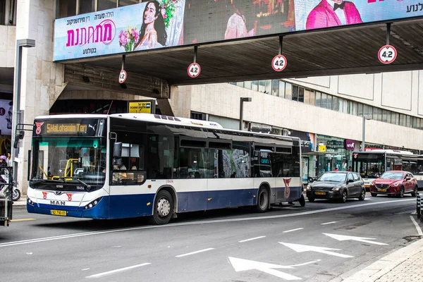 Tel Aviv, İsrail - 09 Mart 2022 İsrail halk otobüsü Coronavirus salgını sırasında Tel Aviv sokaklarından geçerek İsrail 'i vurdu, maske takmak zorunludur