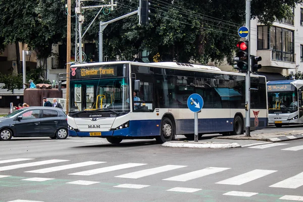 Tel Aviv, İsrail - 09 Mart 2022 İsrail halk otobüsü Coronavirus salgını sırasında Tel Aviv sokaklarından geçerek İsrail 'i vurdu, maske takmak zorunludur