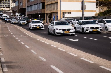 Tel Aviv, İsrail - 09 Mart 2022 Coronavirus salgını sırasında Tel Aviv sokaklarında araba sürmek, maske takmak zorunludur.