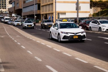 Tel Aviv, İsrail - 09 Mart 2022 Coronavirus salgını sırasında Tel Aviv sokaklarında araba sürmek, maske takmak zorunludur.