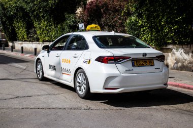 Tel Aviv, İsrail - 09 Mart 2022 Coronavirus salgını sırasında Tel Aviv sokaklarında araba sürmek, maske takmak zorunludur.