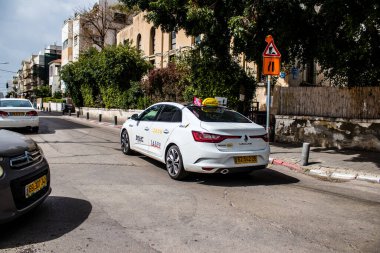 Tel Aviv, İsrail - 09 Mart 2022 Coronavirus salgını sırasında Tel Aviv sokaklarında araba sürmek, maske takmak zorunludur.