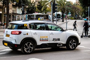 Tel Aviv, İsrail - 09 Mart 2022 Coronavirus salgını sırasında Tel Aviv sokaklarında araba sürmek, maske takmak zorunludur.