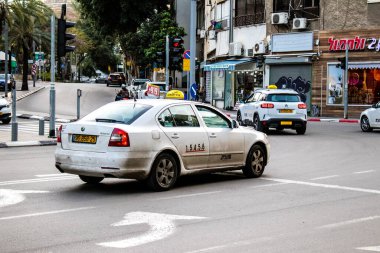 Tel Aviv, İsrail - 09 Mart 2022 Coronavirus salgını sırasında Tel Aviv sokaklarında araba sürmek, maske takmak zorunludur.
