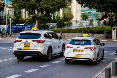 Tel Aviv, İsrail - 09 Mart 2022 Coronavirus salgını sırasında Tel Aviv sokaklarında araba sürmek, maske takmak zorunludur.