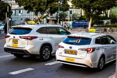 Tel Aviv, İsrail - 09 Mart 2022 Coronavirus salgını sırasında Tel Aviv sokaklarında araba sürmek, maske takmak zorunludur.