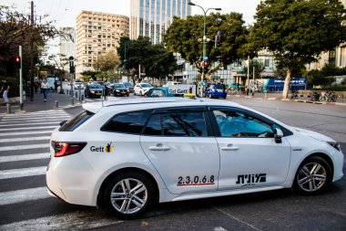 Tel Aviv, İsrail - 09 Mart 2022 Coronavirus salgını sırasında Tel Aviv sokaklarında araba sürmek, maske takmak zorunludur.