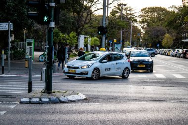 Tel Aviv, İsrail - 09 Mart 2022 Coronavirus salgını sırasında Tel Aviv sokaklarında araba sürmek, maske takmak zorunludur.