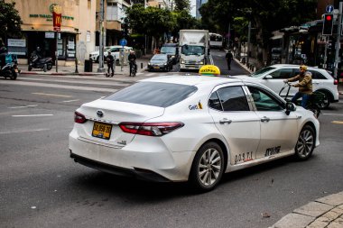 Tel Aviv, İsrail - 09 Mart 2022 Coronavirus salgını sırasında Tel Aviv sokaklarında araba sürmek, maske takmak zorunludur.