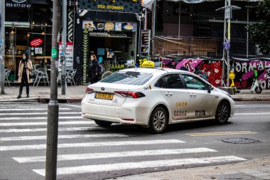 Tel Aviv, İsrail - 09 Mart 2022 Coronavirus salgını sırasında Tel Aviv sokaklarında araba sürmek, maske takmak zorunludur.
