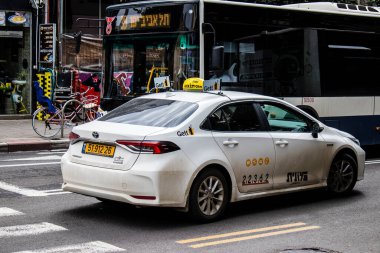 Tel Aviv, İsrail - 09 Mart 2022 Coronavirus salgını sırasında Tel Aviv sokaklarında araba sürmek, maske takmak zorunludur.